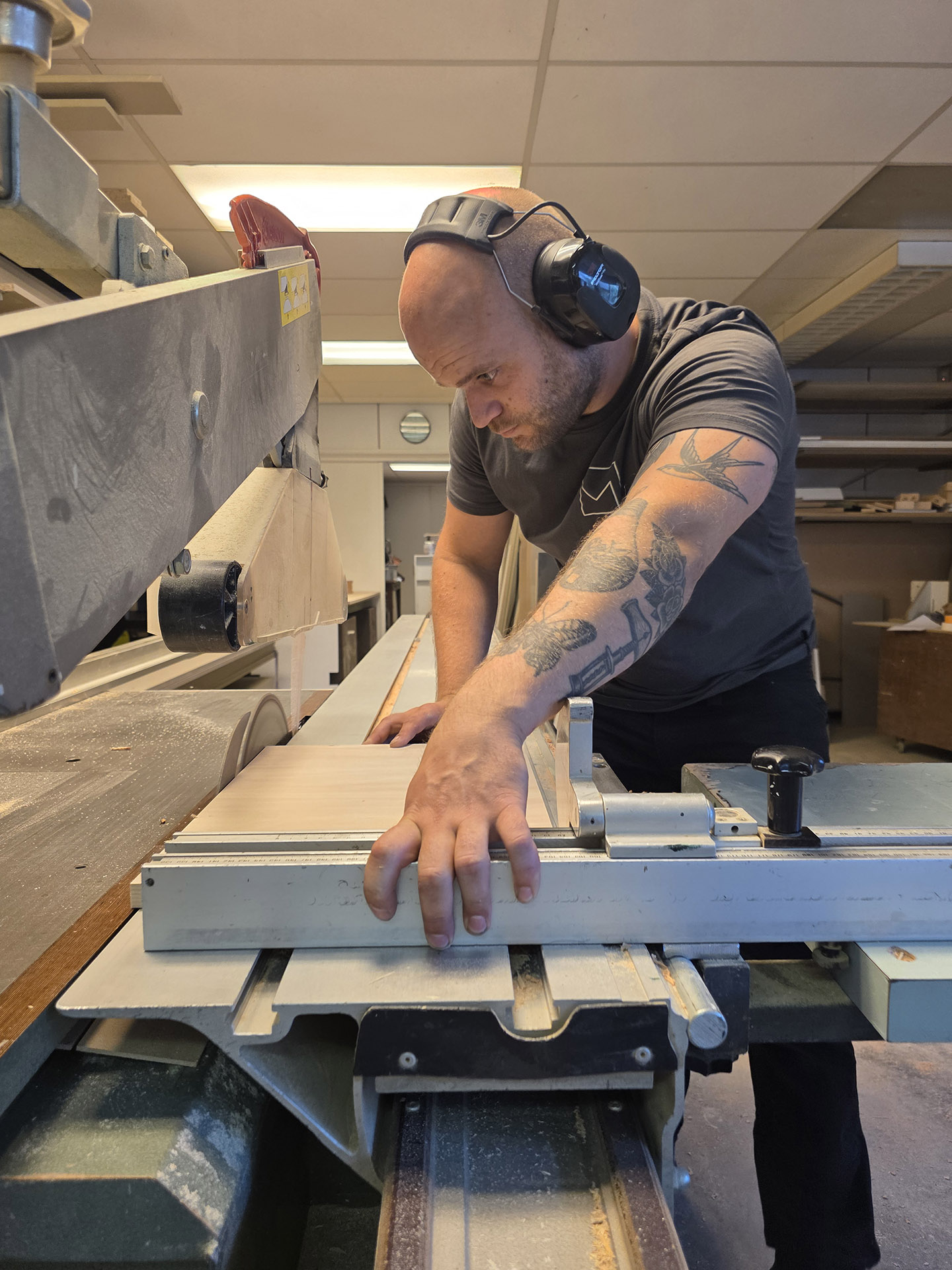 Jouri Middelman aan het werk in de werkplaats