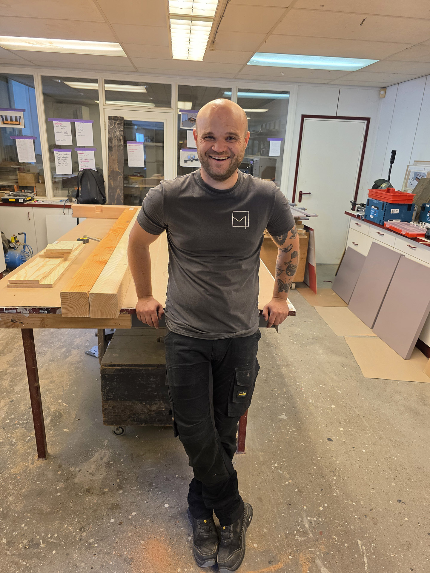 Jouri Middelman aan het werk in de werkplaats