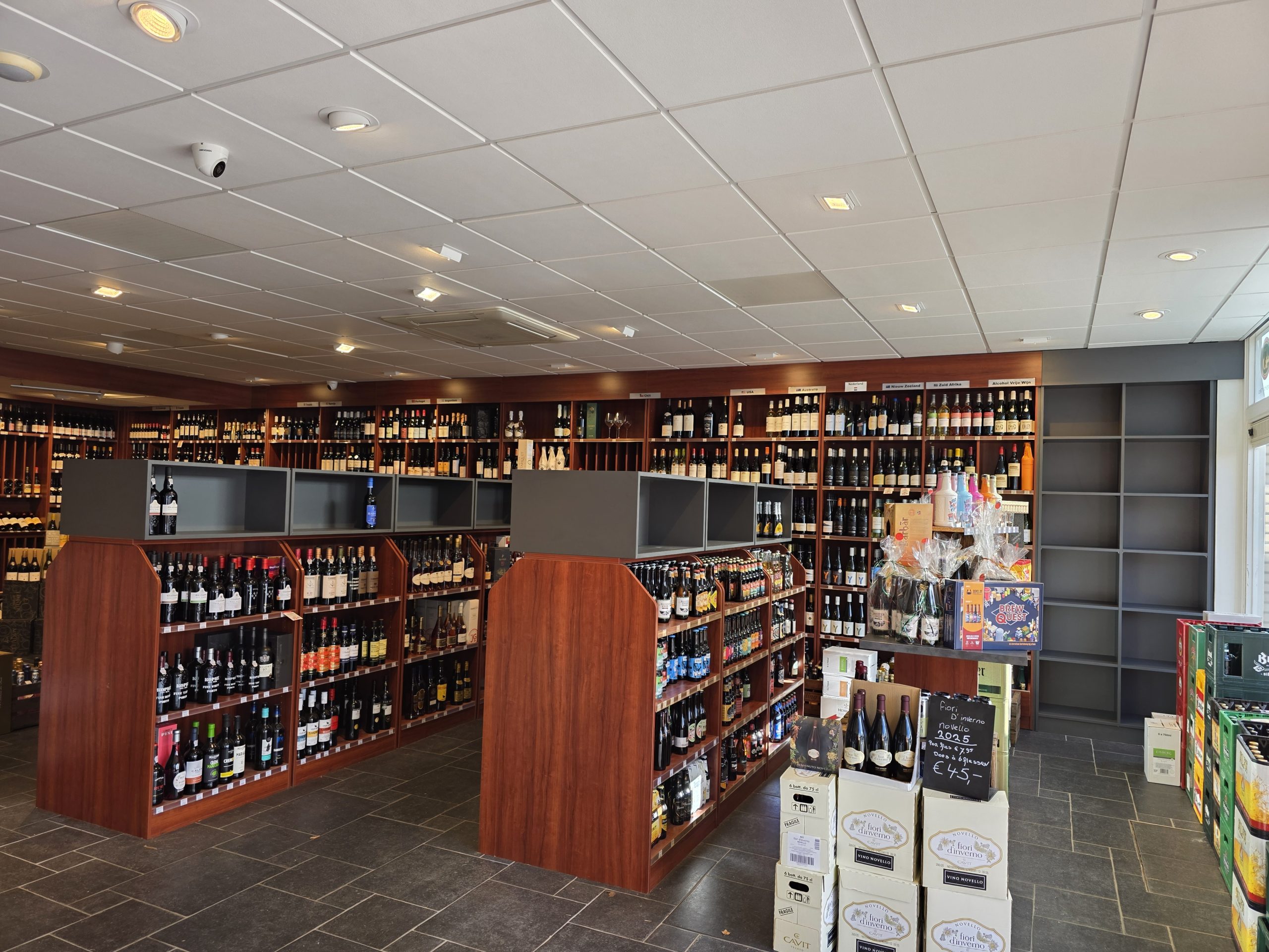 middelman-interieurbouw-vakkenkasten-slijterij-brouwer-soest-maarn-overzicht.jpg